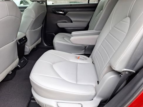 Used 2022 Toyota Highlander XLE FWD image 30