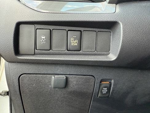 Used 2017 Toyota Sienna SE Premium image 24