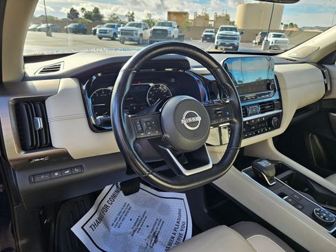 Used 2022 Nissan Pathfinder Platinum image 16