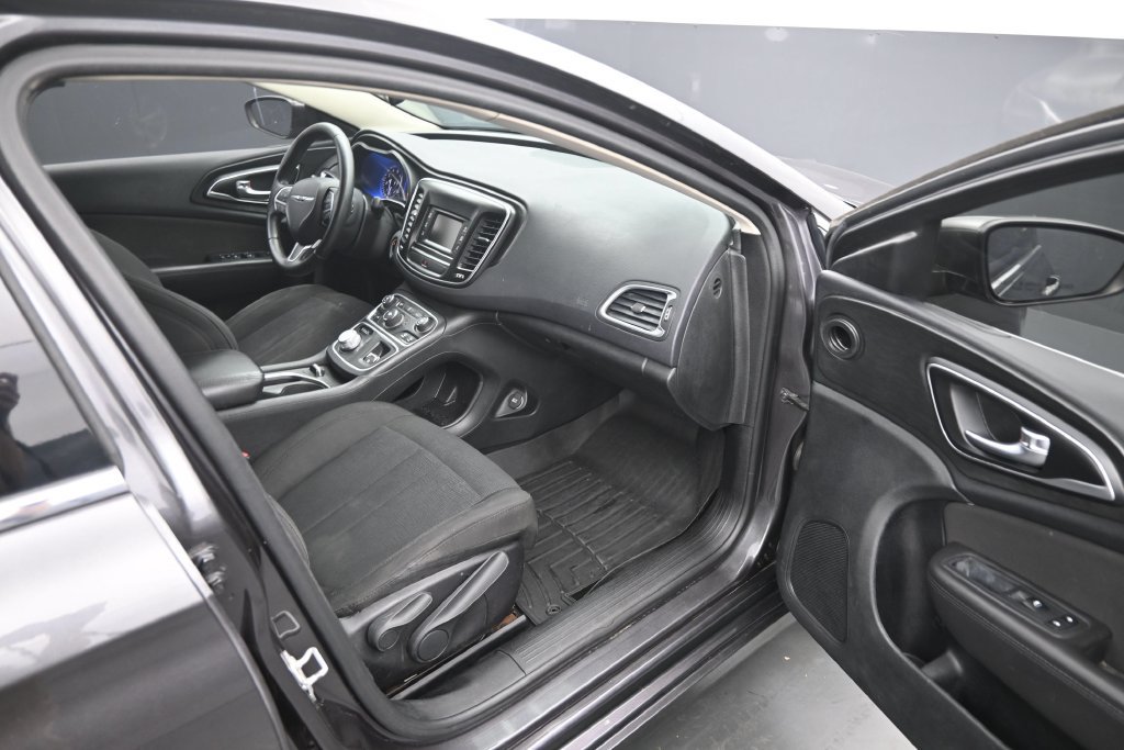 Used 2015 Chrysler 200 Limited w/ Convenience Group FWD image 10