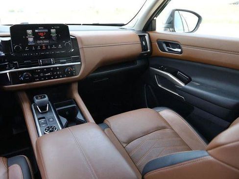 Used 2025 Nissan Pathfinder Platinum AWD/4WD image 28