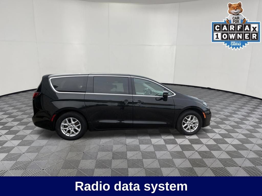 Used 2023 Chrysler Pacifica Touring-L FWD image 8