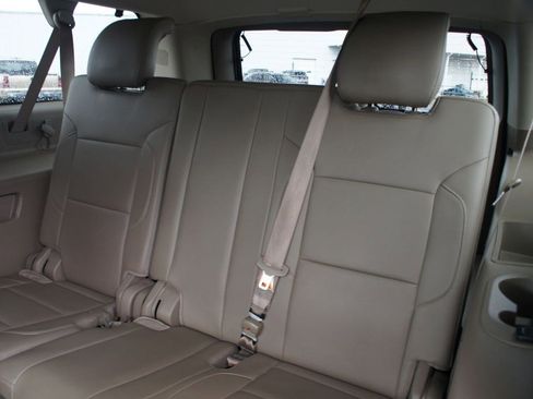 Used 2015 Chevrolet Suburban LT RWD image 15