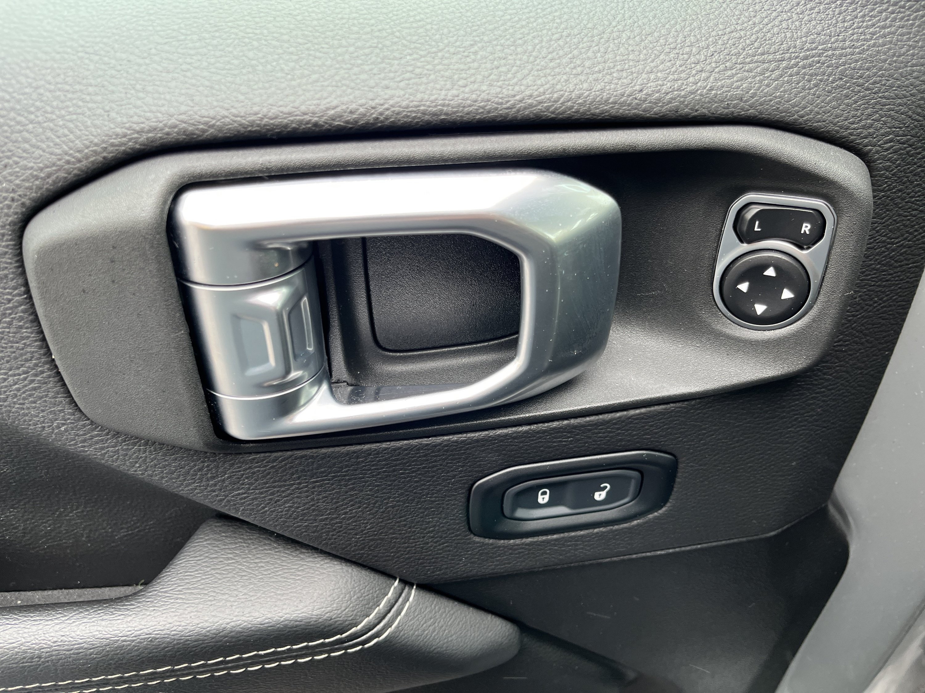 Used 2023 Jeep Wrangler Unlimited Sahara AWD/4WD image 19