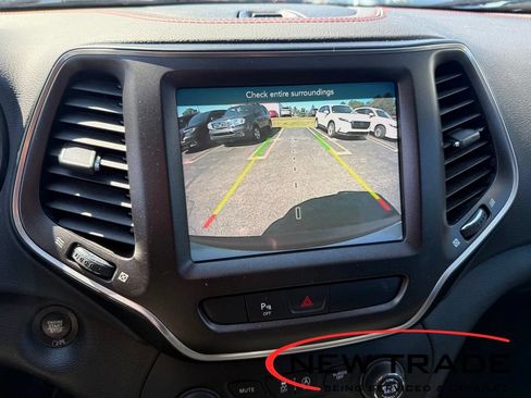 Used 2020 Jeep Cherokee Trailhawk w/ Cold Weather Group AWD/4WD image 9