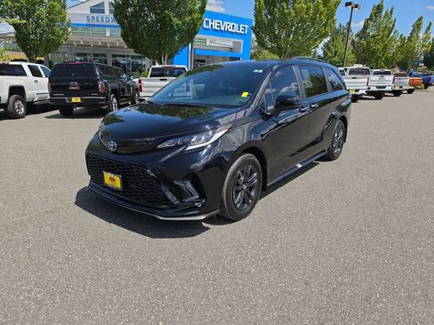 Used 2025 Toyota Sienna XSE AWD/4WD image 2