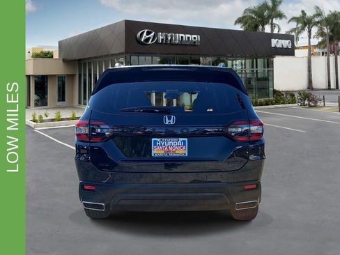 Used 2025 Honda Pilot Sport image 4