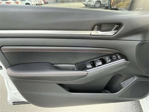 Used 2023 Nissan Altima 2.5 SR w/ SR Premium Package image 17