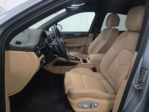 Certified 2025 Porsche Macan image 14