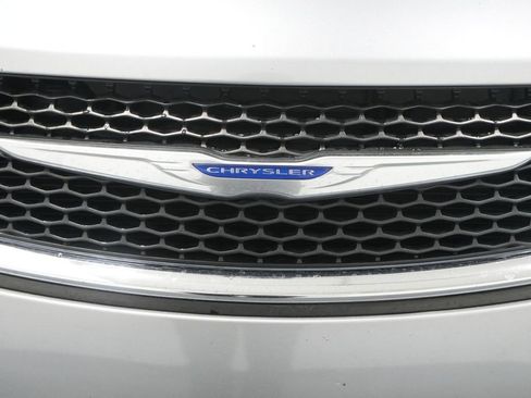 Used 2018 Chrysler Pacifica Touring-L Plus FWD image 12
