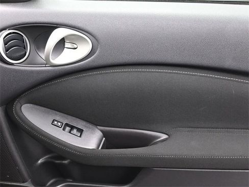 Used 2015 Nissan 370Z Roadster image 16