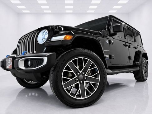 Used 2023 Jeep Wrangler Unlimited Sahara w/ Cold Weather Group AWD/4WD image 8