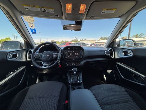 Used 2025 Kia Soul LX w/ LX Technology Package FWD image 31
