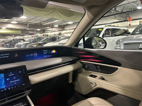 Used 2025 Lincoln Nautilus Reserve image 25