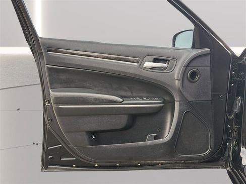 Used 2016 Chrysler 300 Limited image 15