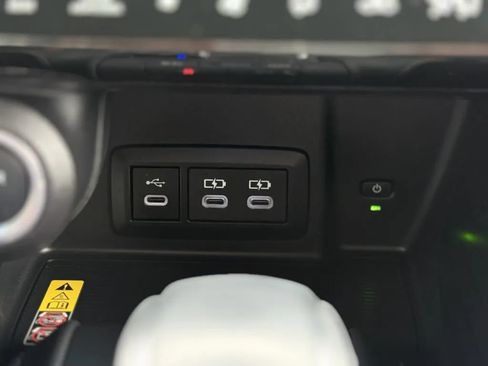 Used 2024 Toyota Venza XLE image 32