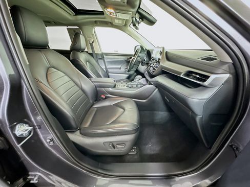 Used 2021 Toyota Highlander XLE image 34