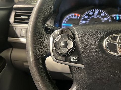 Used 2014 Toyota Camry L image 27
