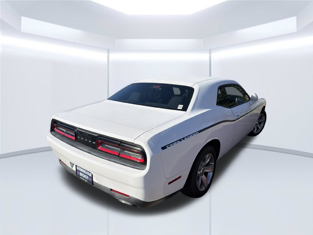 Used 2017 Dodge Challenger SXT RWD image 3