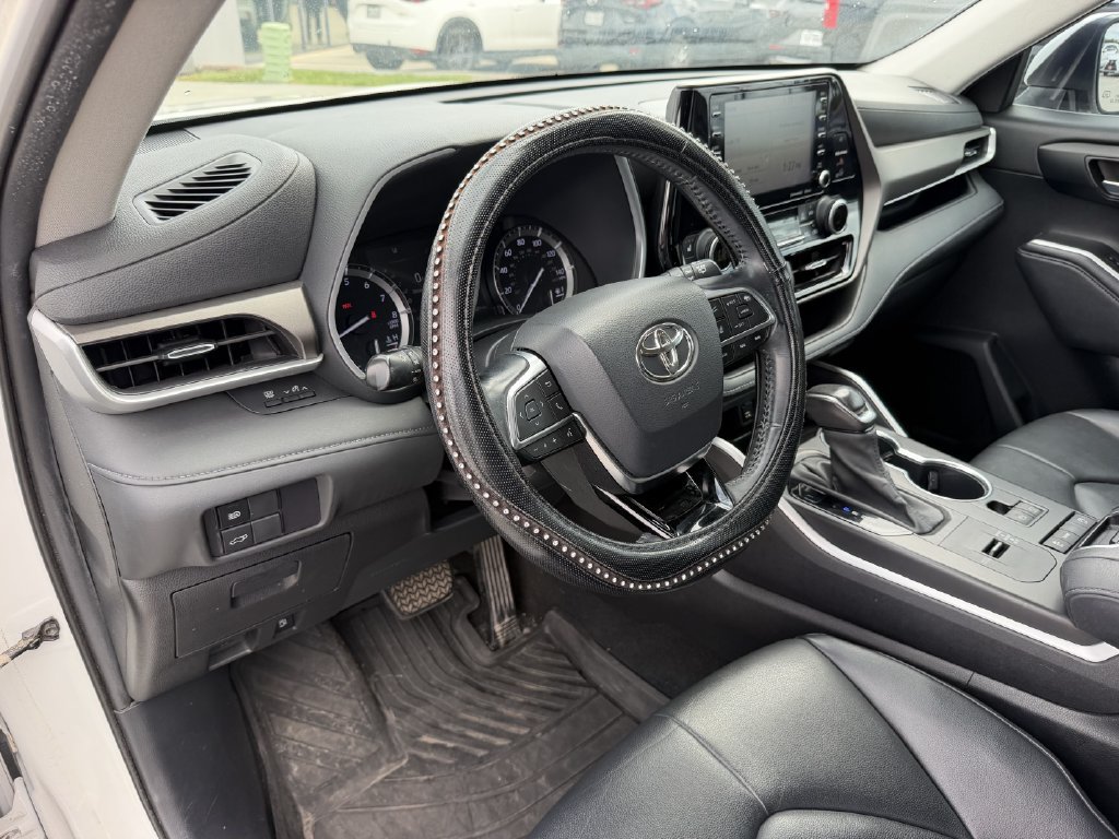 Used 2020 Toyota Highlander XLE FWD image 14