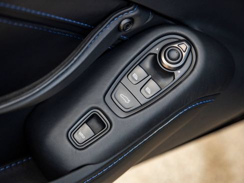 Used 2022 Aston Martin V8 Vantage Roadster RWD image 22