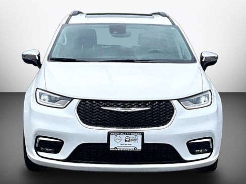 Used 2023 Chrysler Pacifica Limited FWD image 2