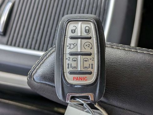 Used 2023 Chrysler Pacifica Touring-L FWD image 31