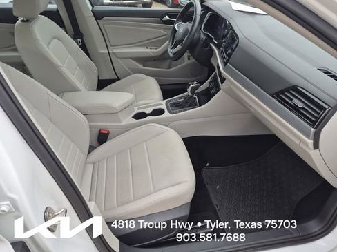 Used 2023 Volkswagen Jetta SE w/ Panoramic Sunroof Package FWD image 10