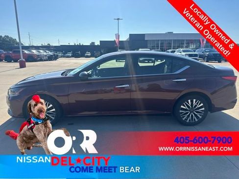 Used 2025 Nissan Altima 2.5 SV FWD image 2