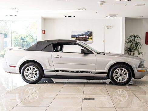 Used 2006 Ford Mustang Convertible RWD image 9