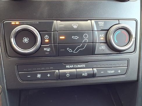 Used 2018 Ford Explorer XLT image 13