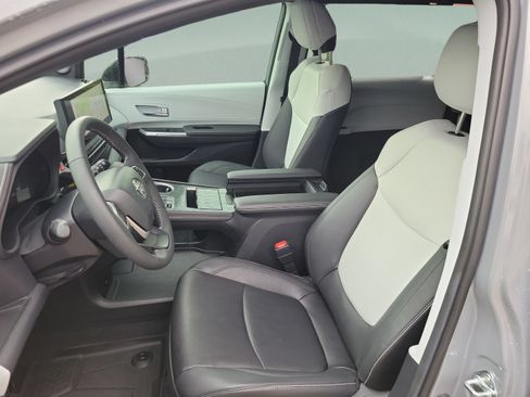 Used 2026 Toyota Sienna XSE AWD/4WD image 9