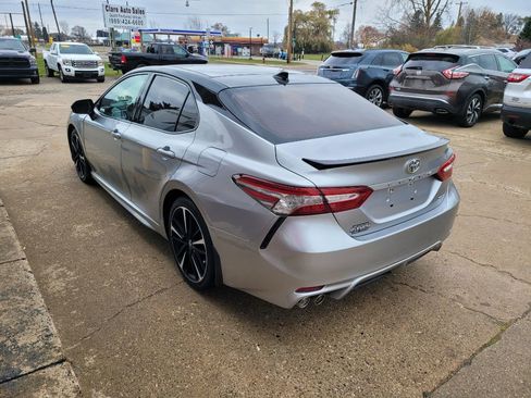 Used 2018 Toyota Camry XSE image 10