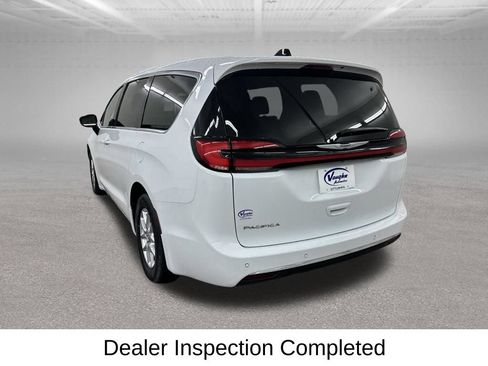 Used 2024 Chrysler Pacifica Touring-L FWD image 11