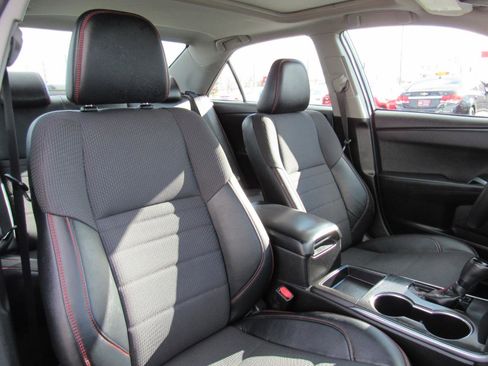 Used 2017 Toyota Camry SE w/ Moonroof Package image 23