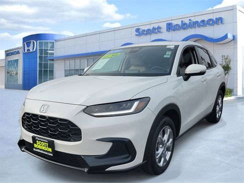 Used 2023 Honda HR-V LX image 2