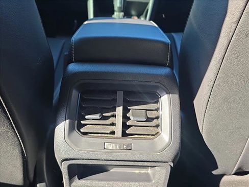 Used 2021 Volkswagen Tiguan SE image 16