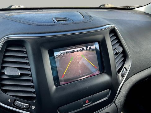 Used 2019 Jeep Cherokee Latitude w/ Popular Appearance Group AWD/4WD image 14