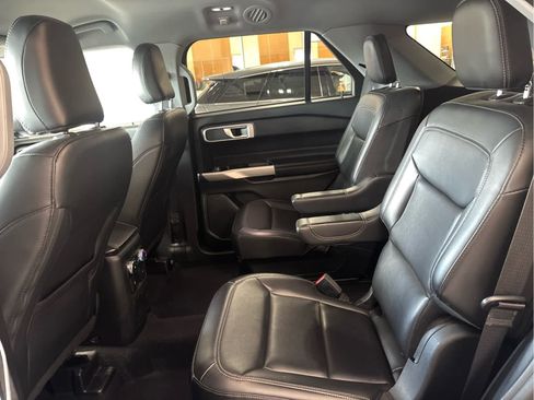 Used 2022 Ford Explorer XLT w/ Equipment Group 202A AWD/4WD image 33