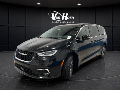 Used 2022 Chrysler Pacifica Touring-L FWD image 3