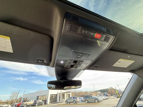 Used 2023 Volkswagen Tiguan SE R-Line image 29