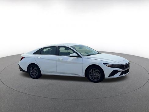 Used 2026 Hyundai Elantra Hybrid FWD image 2