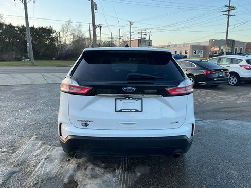 Used 2020 Ford Edge SE image 4
