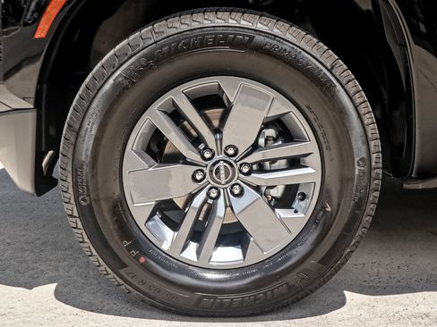 Used 2025 Nissan Frontier SV image 13