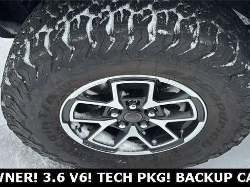 Used 2024 Jeep Wrangler Rubicon w/ Technology Group image 29