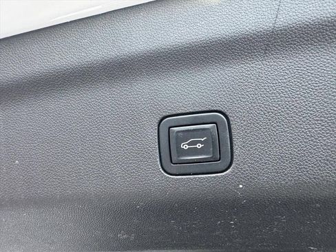 Used 2022 Chevrolet Suburban RST w/ Luxury Package AWD/4WD image 11
