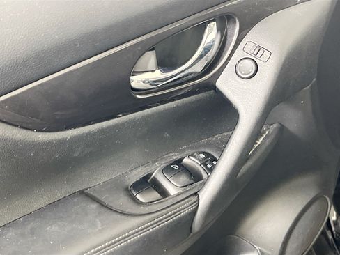 Used 2018 Nissan Rogue S AWD/4WD image 17