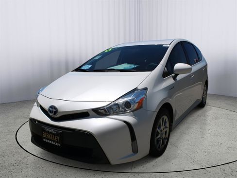 Used 2017 Toyota Prius V Three FWD image 4