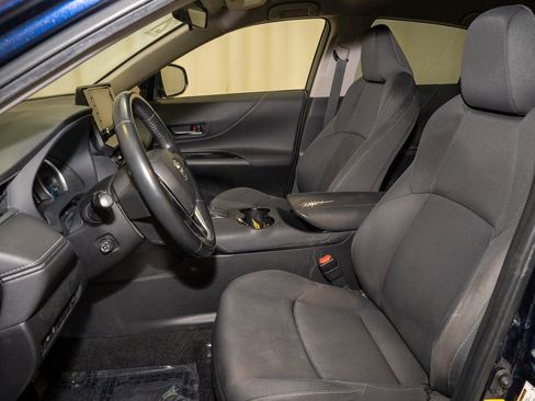 Used 2021 Toyota Venza LE image 10