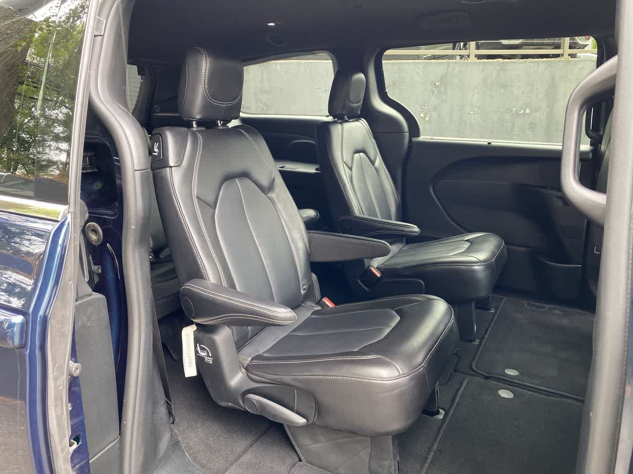 Used 2025 Chrysler Pacifica Select FWD image 16